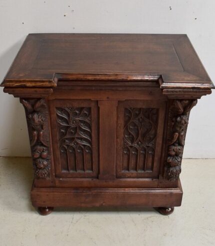 small-renaissance-style-landing-linen-chest-in-oak-late-19th-century-1.jpg